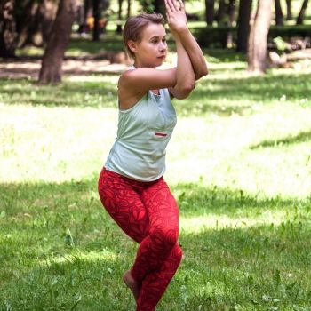 Postura de yoga del Águila. Asanas de yoga para niños