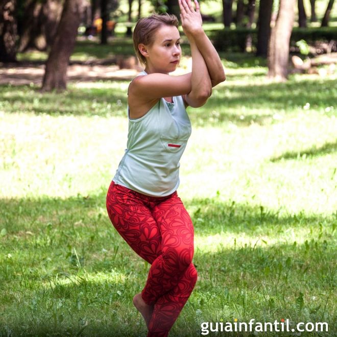 Postura de yoga del Águila. Asanas de yoga para niños