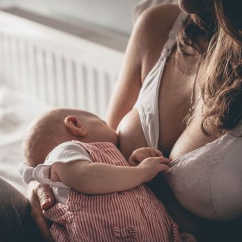 Cuándo comenzar con la lactancia materna a demanda con el bebé