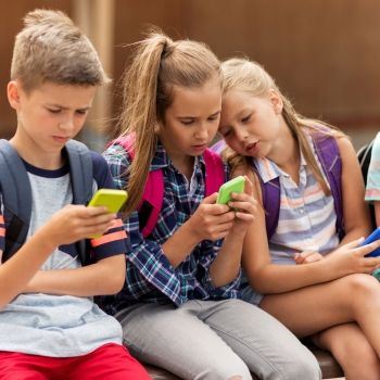 Lo que debes tener en cuenta si vas a comprar un smartphone a tu hijo adolescente