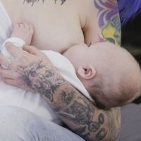 Lactancia materna y tatuajes: ¿existe algún riesgo para el bebé?