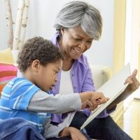 Enseñar al niño con autismo a atribuir emociones a otras personas