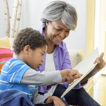 Enseñar al niño con autismo a atribuir emociones a otras personas