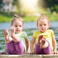 Postura de yoga del Barco. Asanas de yoga para niños