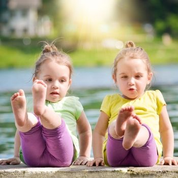 Postura de yoga del barco