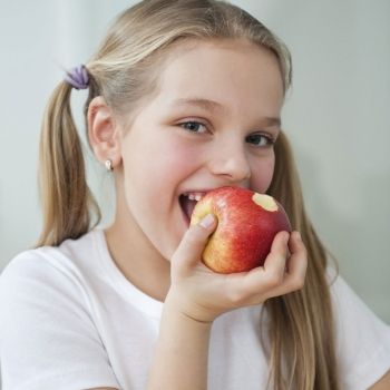 Las frutas y verduras para niños... ¡mejor con piel!