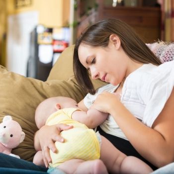 Prolongar la lactancia materna previene el asma en los niños