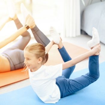 Postura de yoga del Arco. Asanas de yoga para niños