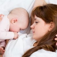 Mi bebé se duerme al pecho, ¿ha comido suficiente?