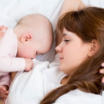 Mi bebé se duerme al pecho, ¿ha comido suficiente?