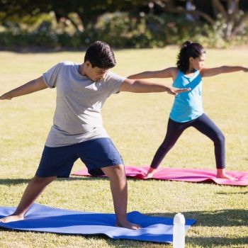 Postura de yoga del guerrero II. Asanas de yoga para hacer con los niños