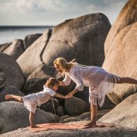 Postura de yoga del guerrero III. Asanas de yoga para hacer con niños