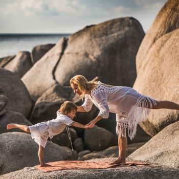 Postura de yoga del guerrero III. Asanas de yoga para hacer con niños
