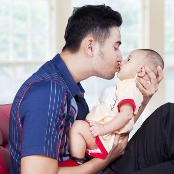 El peligro de algunos besos para los bebés