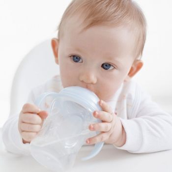 Cómo saber si mi bebé necesita agua