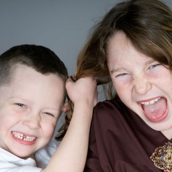 Niños que no paran de molestar a los demás