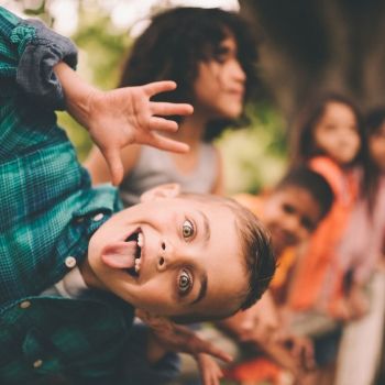 Qué hay detrás de los niños que se hacen los graciosos dentro del grupo