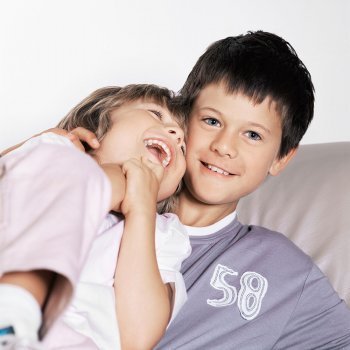 Cómo decir a un niño que su hermano tiene cáncer