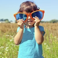 Niños al sol pero con gafas