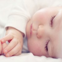Los bebés deben dormir ¿con o sin luz?