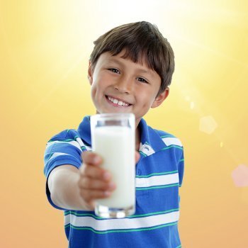 Más calcio y vitamina D para los huesos de los niños