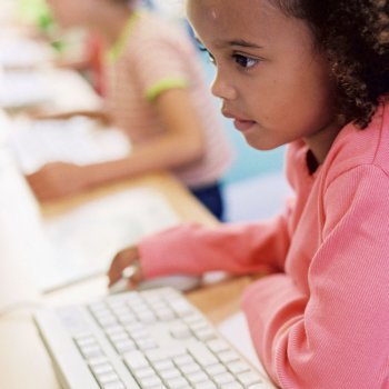 Las niñas son las que más sufren acoso en Internet