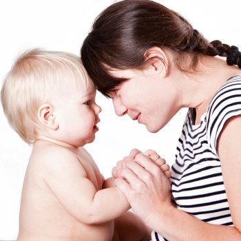 Un gesto vale más que mil palabras a un bebé