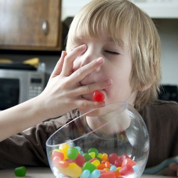Los efectos de las chucherías en el peso de los niños