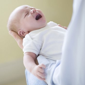Porteo en recién nacidos para tratar de prevenir el cólico del lactante
