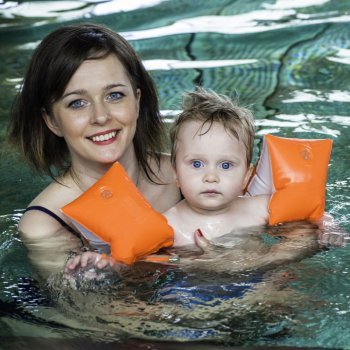Ojo a los flotadores y manguitos de los niños