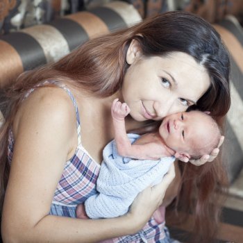 La mejor incubadora para el bebé prematuro es el calor de su madre