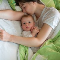 Bebé que duerme de día y se despierta de noche