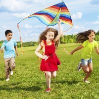 Jugar a volar una cometa con los niños
