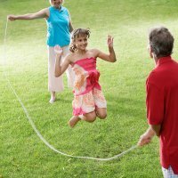 Saltar a la comba. Un juego sano y divertido para los niños