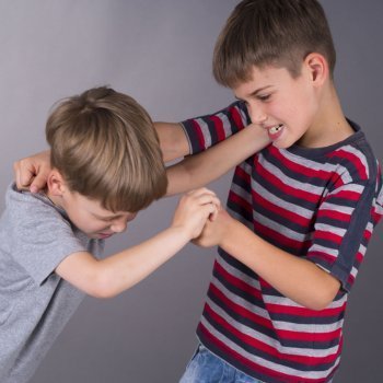 Qué hacer para evitar conflictos y peleas entre hermanos