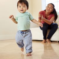 La peculiar manera de andar de los bebés