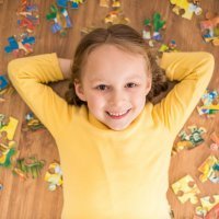 Los niños son felices sobre todo jugando