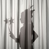 Teatro de sombras con las manos de los niños