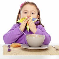 Los niños deben acabar de comer cuando sacie su apetito