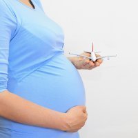 Lo que debe saber la mujer embarazada antes de viajar en avión