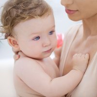 Llevar a los bebés en brazos: ¿es malo?