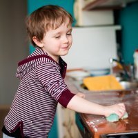 Los niños pueden y deben colaborar en las tareas del hogar