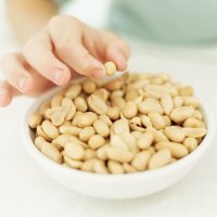 El peligro y los riesgos de dar frutos secos a los niños pequeños