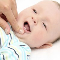 Por qué algunos bebés nacen con dientes