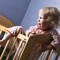 El bebé no quiere dormir y se escapa de la cuna