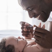 Bebés y papás piel con piel