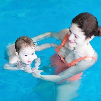 Proteger al bebé en la piscina