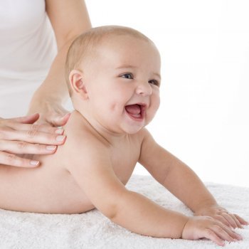 El masaje potencia el bienestar del bebé