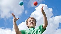 El malabarismo se pone de moda entre los niños