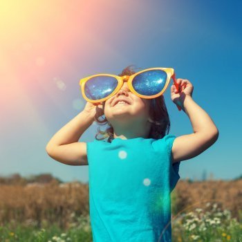 Abusar del sol daña los ojos de los niños